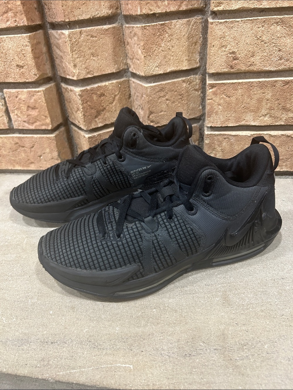 Nike LeBron Witness 7 Triple Black DM1123-004 Men’s size 11